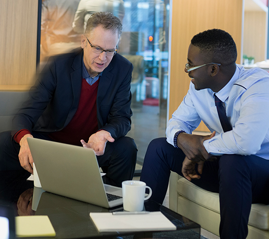 Deux hommes d'affaires en session de formation