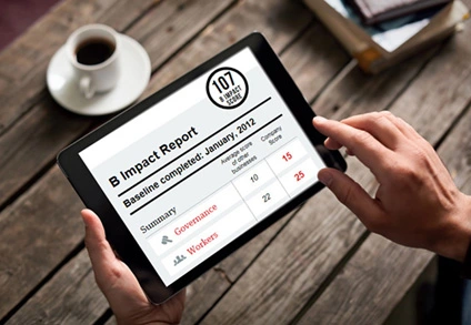 Gros plan d’un iPad montrant l’évaluation B Impact de BDC