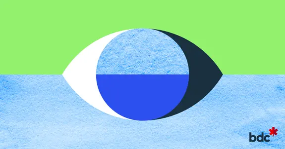 femme au sommet de la montagne regardant à travers une perspective monoculaire et économique