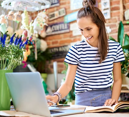 Femme sur son ordinateur portable dans un magasin bien éclairé