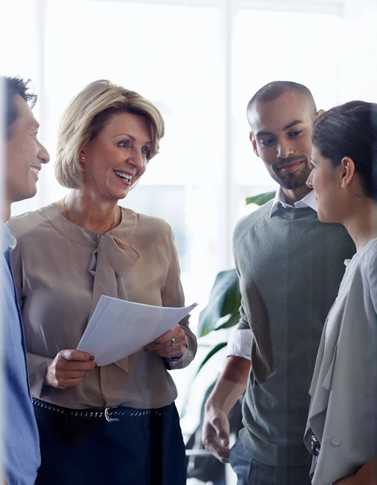 femme parlant à un groupe de personnes dans un bureau