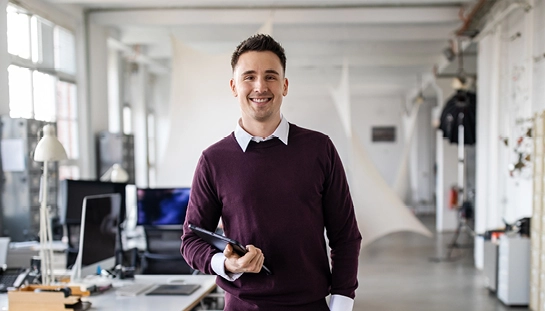 homme debout dans un bureau