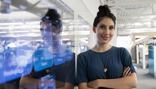 femme d'affaires debout dans son bureau