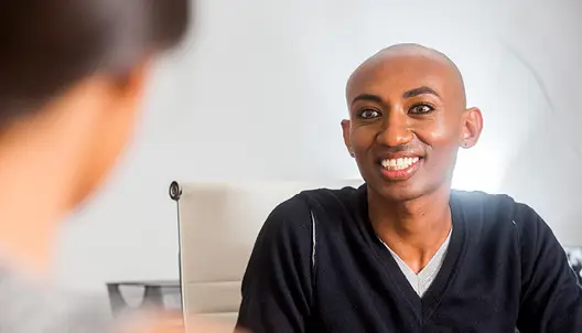 deux personnes discutant du leadership inclusif