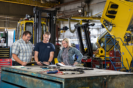 Éloïse Harvey, founder of EPIQ Machinery, with two of her employees