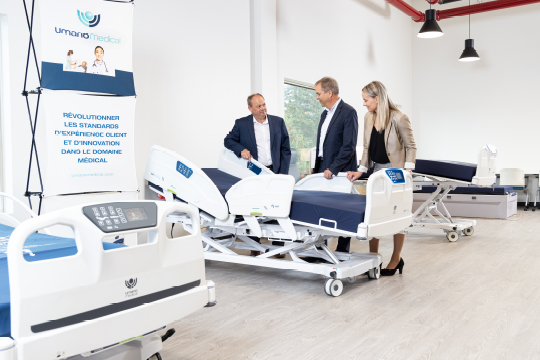 Robert Dion, vice president at Umano Médical, showing a bed to clients