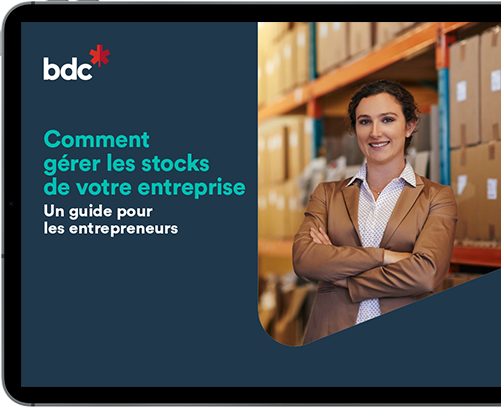 Femme tenant une tasse de thé, souriant à sa tablette