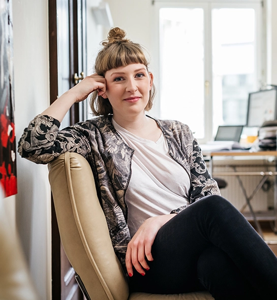 Femme souriante dans un bureau