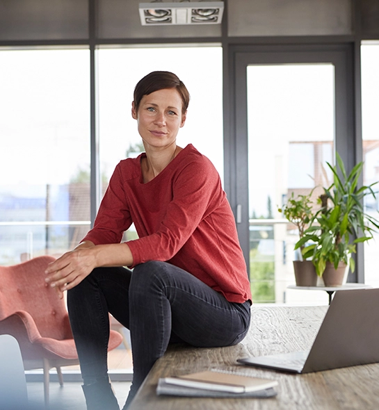 Femme souriante dans un bureau