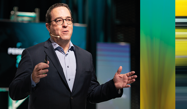 Pierre Cléroux, donnant une conférence sur scène