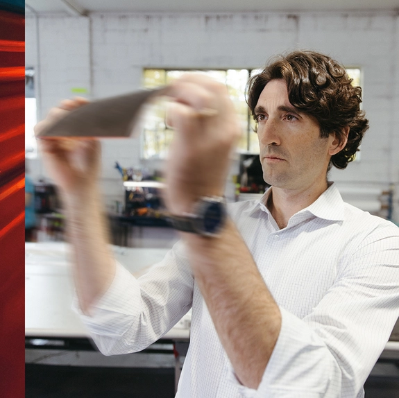 James Larson inspecte le matériel dans les bureaux d'E-Zink