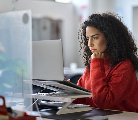 jeune femme étudiant attentivement en ligne