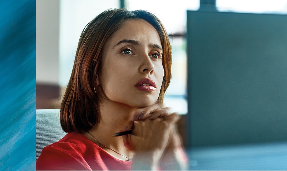 Femme devant son ordinateur réfléchissant à son avenir numérique