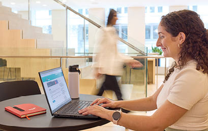 une employée de bdc visitant le portail des employés sur son ordinateur portable