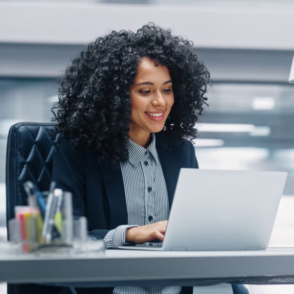 Femme bureau de travail ordinateur rapport esg dei