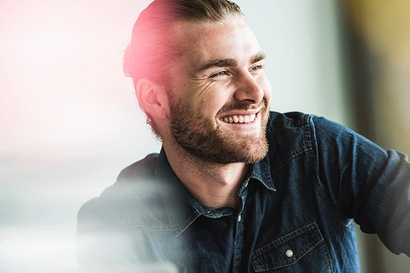 proprietaire-dentreprise-regardant-devant-souriant