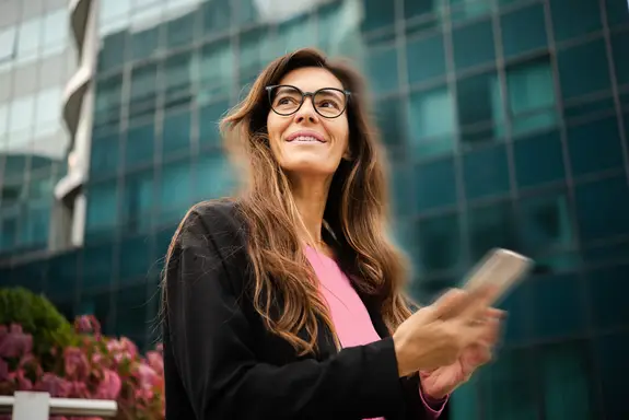 Femme d'affaires d'âge moyen en conversation avec un collègue.