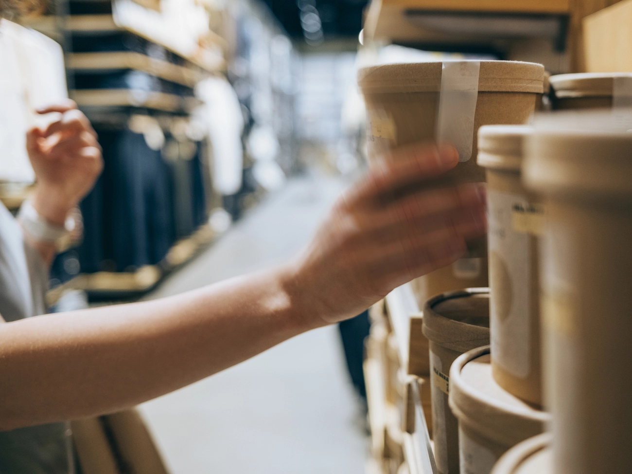 femme dans un magasin tenant un produit décidant de l’acheter ou non