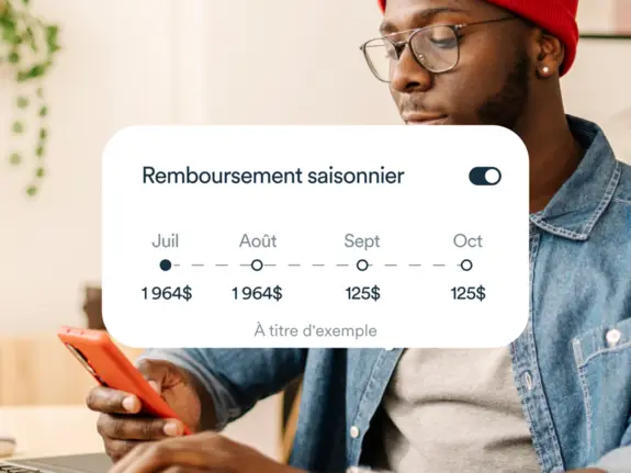 Un homme tenant un téléphone