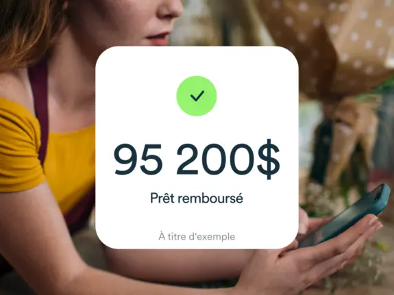 Une femme tenant un téléphone