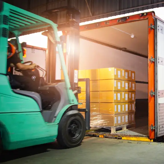 chariot élévateur déposant des boîtes dans un camion