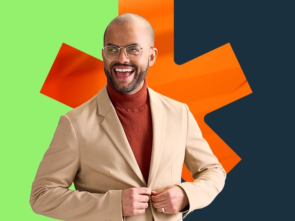 Portrait d'un employé heureux dans une veste beige sur une feuille d'érable orange