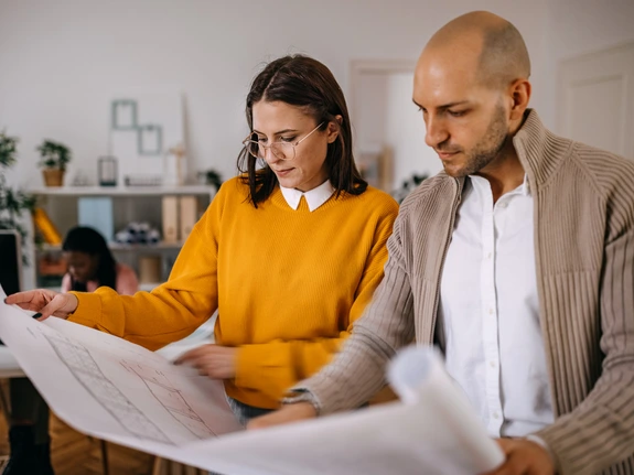 eunes collègues analysent le plan directeur tout en restant au bureau 