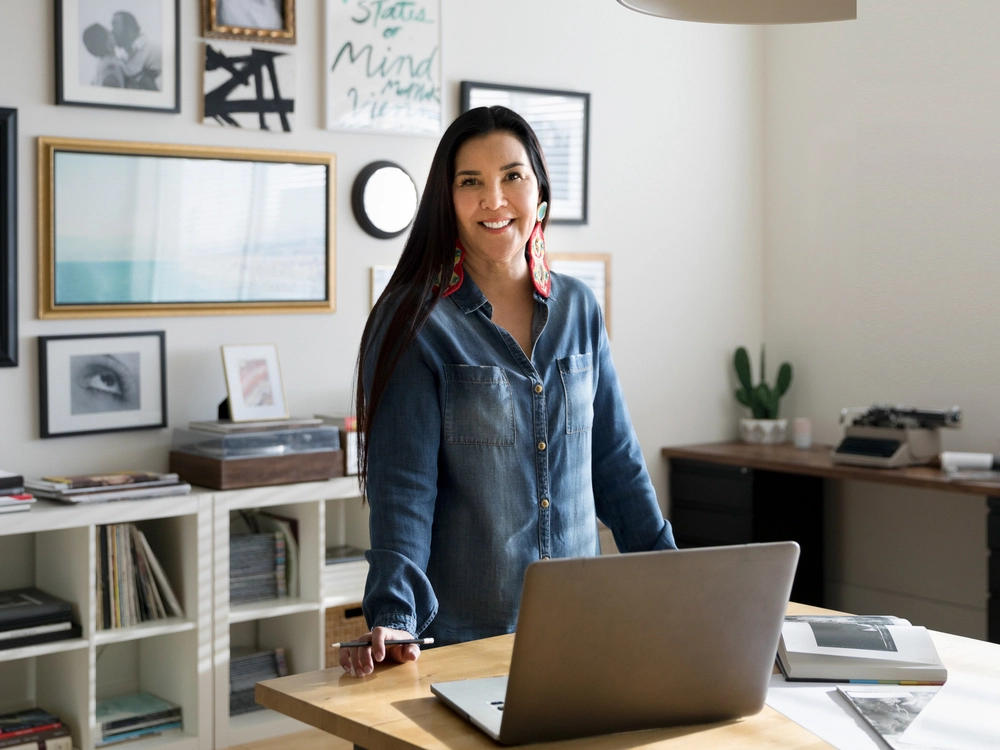 femme des Premières Nations souriante dans son bureau lumineux