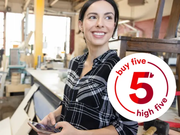 entrepreneure-smiling-in-her-workshop