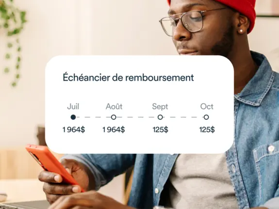 Un homme tenant un téléphone