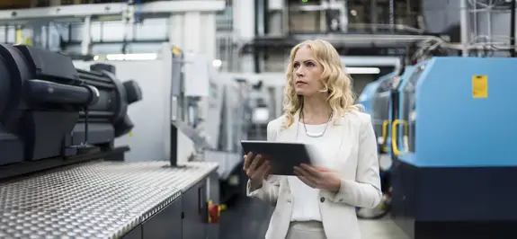 femme entrepreneur dans son usine avec une tablette