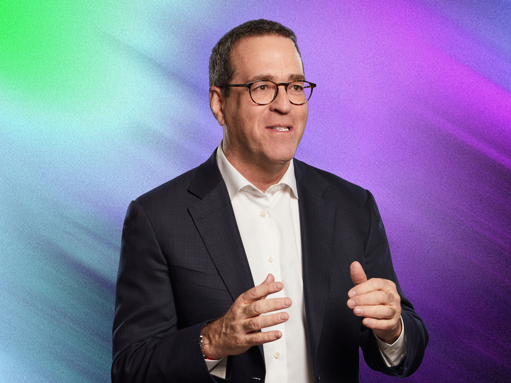 Portrait de Pierre Cléroux sur fond violet texturé