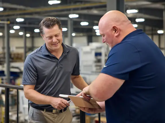 Andrew Harber en rencontre avec son employé dans l'entrepot