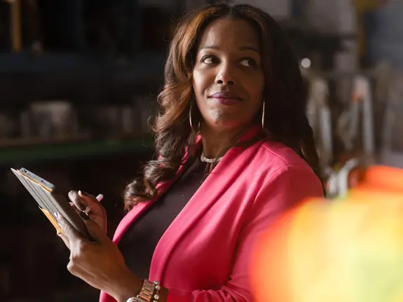 Natasha Callender, CTO de Bass Installation, travaillant dans un bureau