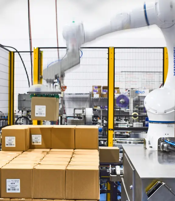 Un bras robot déplaçant des colis