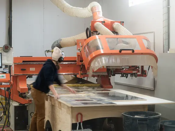 Employés de Cripps and Sons travaillant dans un entrepôt de menuiserie